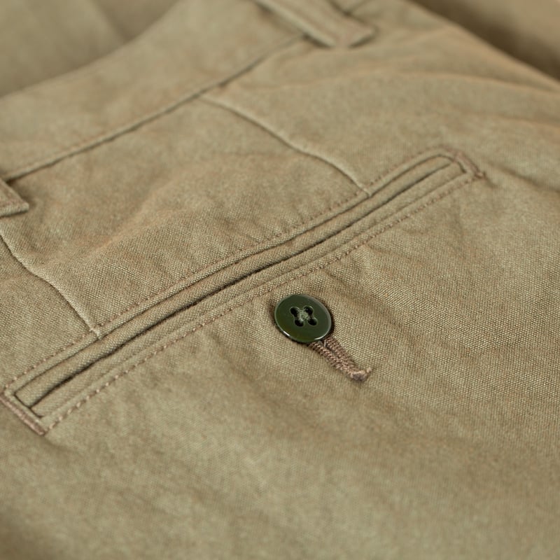 detail back pocket  flaneurs BEAMS PLUS x FLANEURS collaboration pantalon chino 2 Pleats Trousers Canvas Washer Green 1