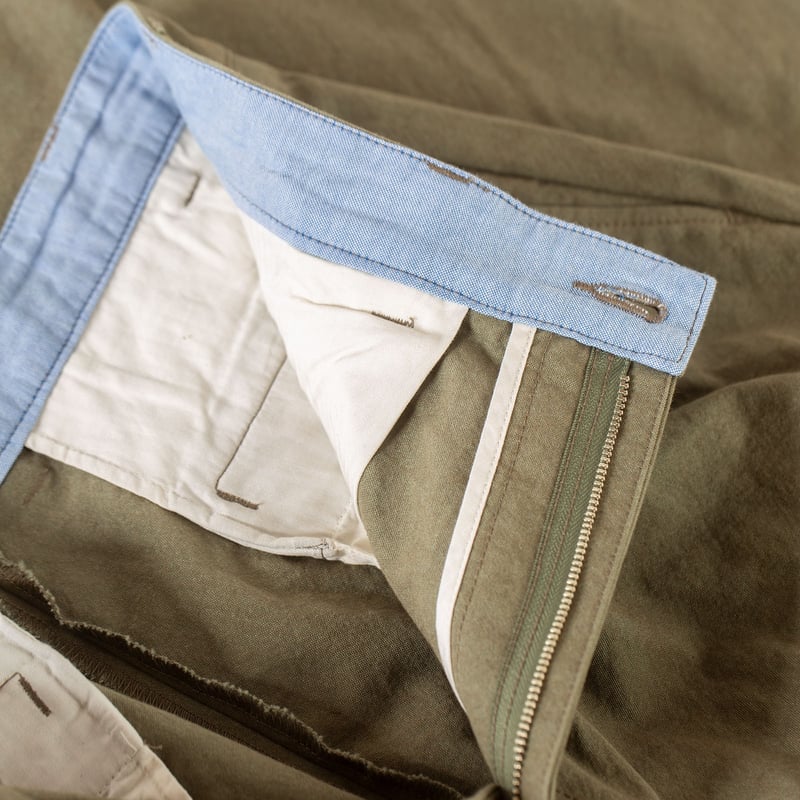 detail inside flaneurs BEAMS PLUS x FLANEURS collaboration pantalon chino 2 Pleats Trousers Canvas Washer Green 1
