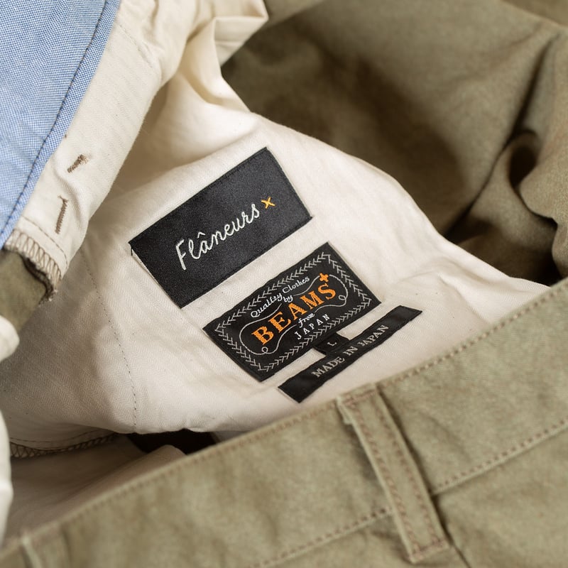 detail tag flaneurs BEAMS PLUS x FLANEURS collaboration pantalon chino 2 Pleats Trousers Canvas Washer green
