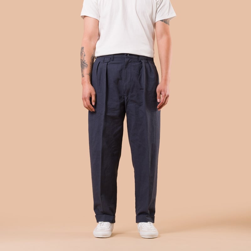 flaneurs BEAMS PLUS x FLANEURS collaboration pantalon chino 2 Pleats Trousers Canvas Washer Navy de face