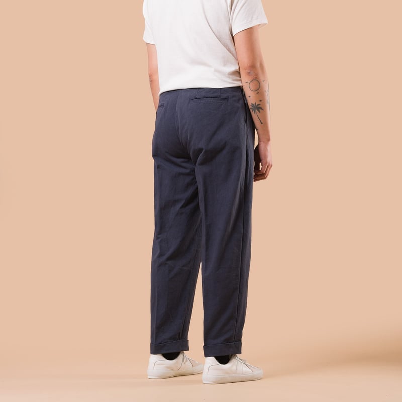 flaneurs BEAMS PLUS x FLANEURS collaboration pantalon chino 2 Pleats Trousers Canvas Washer Navy de dos