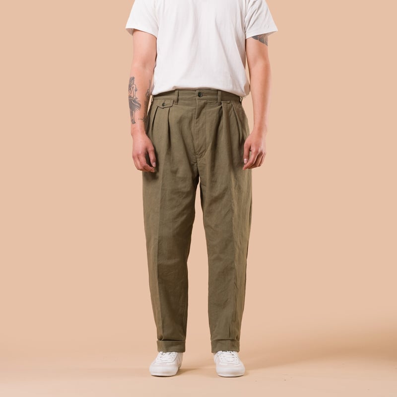 flaneurs BEAMS PLUS x FLANEURS collaboration pantalon chino 2 Pleats Trousers Canvas Washer Green de face