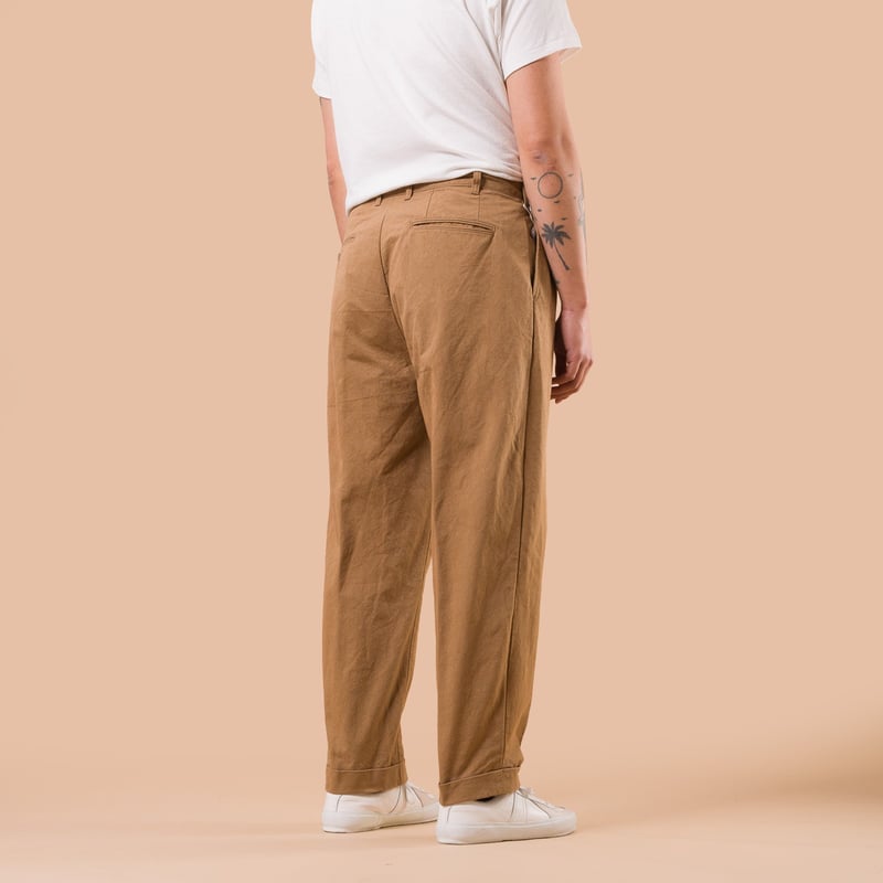 flaneurs BEAMS PLUS x FLANEURS collaboration pantalon chino 2 Pleats Trousers Canvas Washer Camel de dos