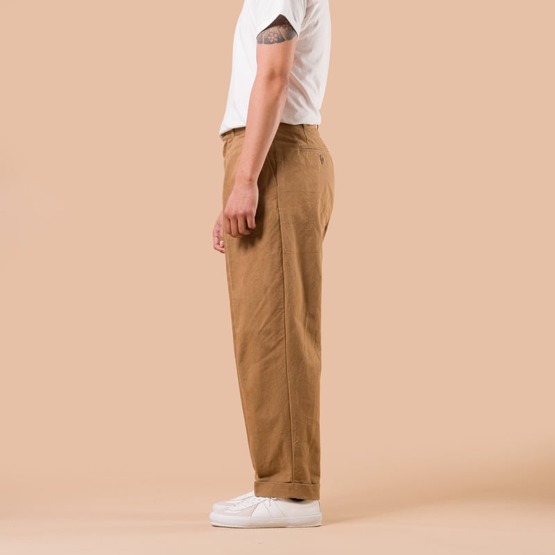 flaneurs BEAMS PLUS x FLANEURS collaboration pantalon chino 2 Pleats Trousers Canvas Washer Camel de profil