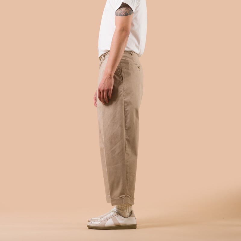 Pantalon-à-pinces-BEAMS PLUS-2 Pleats Twill Trousers-couleur-Khaki-de-profil