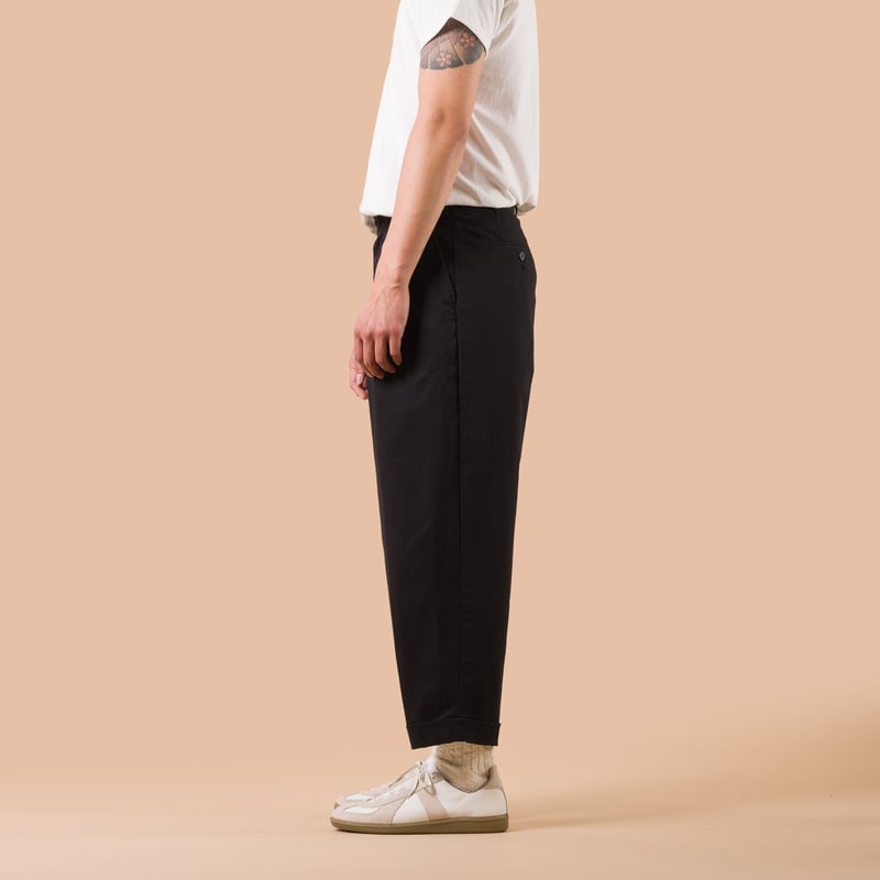 Pantalon à pinces Beams-plus-2 Pleats Twill Trousers couleur-Black-de-profil