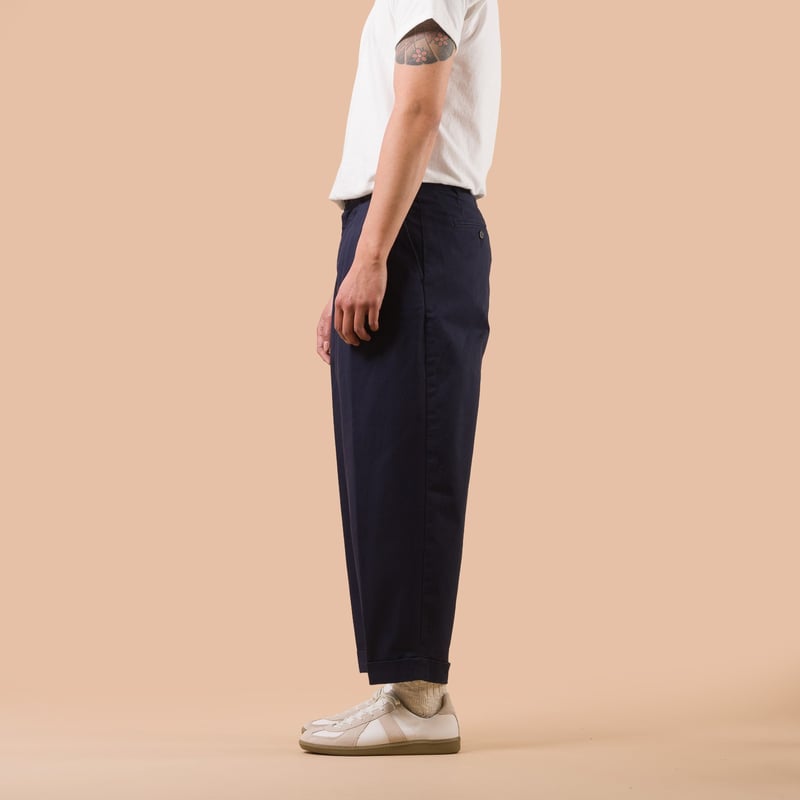 image flâneurs porté de profil Beams 2 Pleats Twill Trousers navy