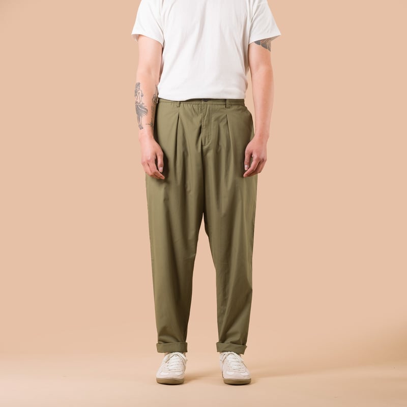Image-Flâneurs_UNIVERSAL WORKS / Recycled Polytech Pleated Track Pant Olive_de face