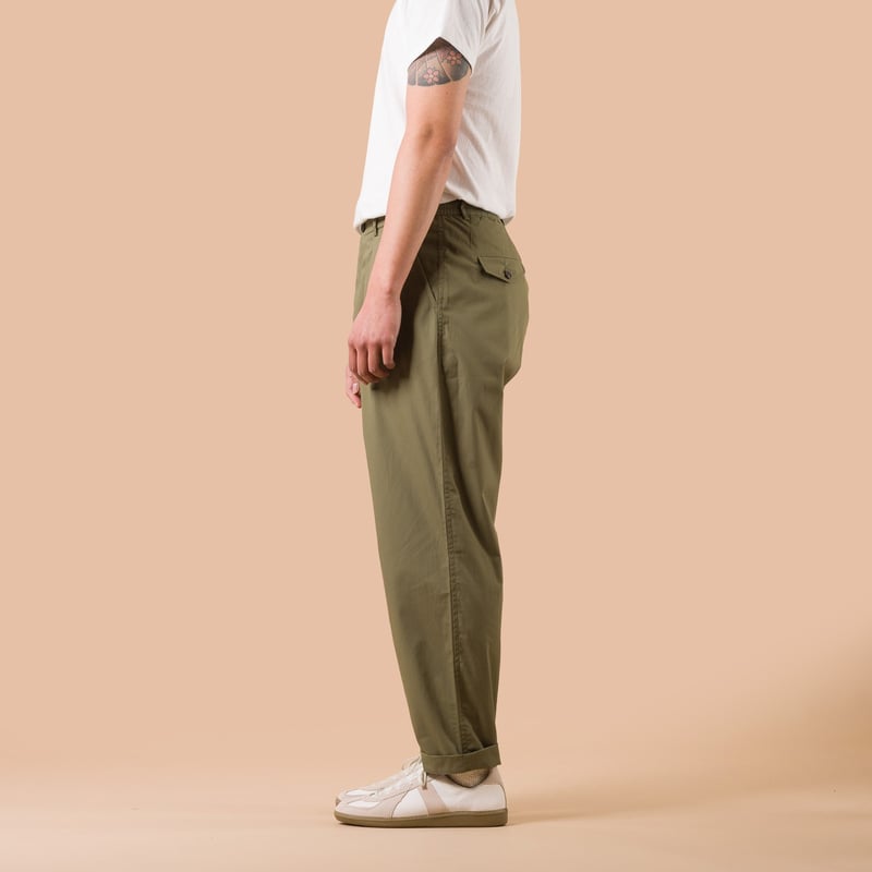 Image-Flâneurs_UNIVERSAL WORKS / Recycled Polytech Pleated Track Pant Olive_de profil