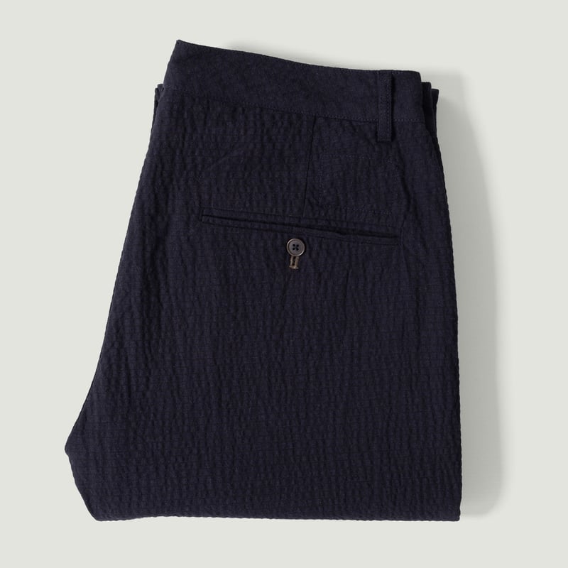 vignette-flâneurs-UNIVERSAL-WORKS_-Military-Chino-Ospina-Cotton-Dark-Navy