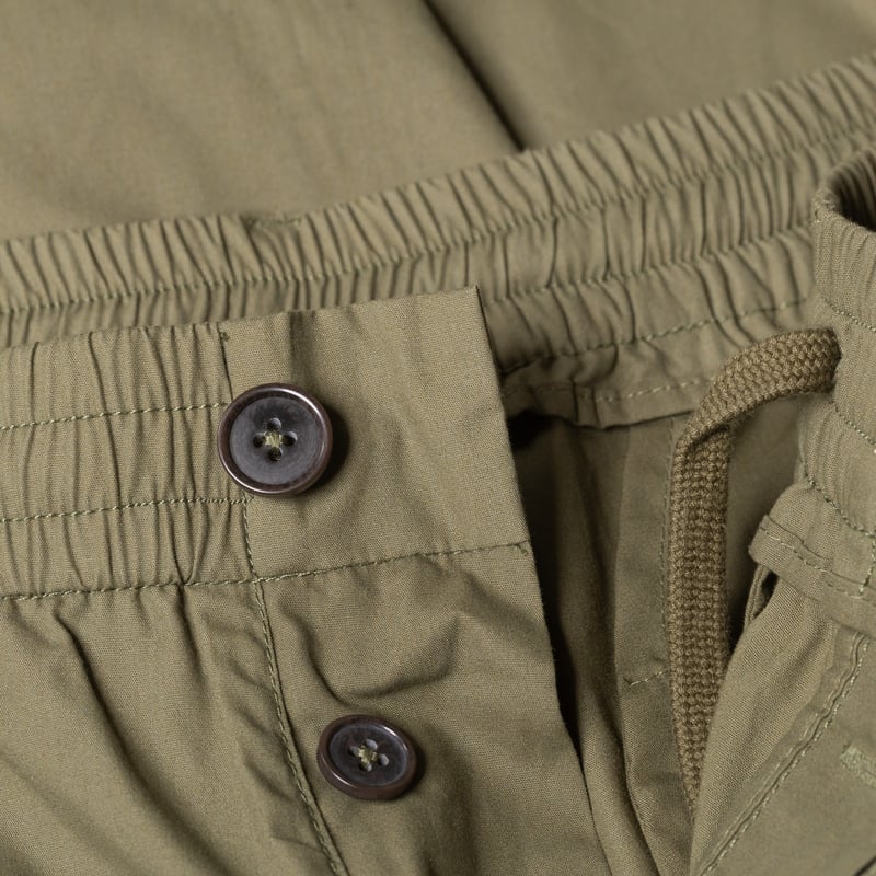 Image-Flâneurs_UNIVERSAL WORKS / Recycled Polytech Pleated Track Pant Olive_detail