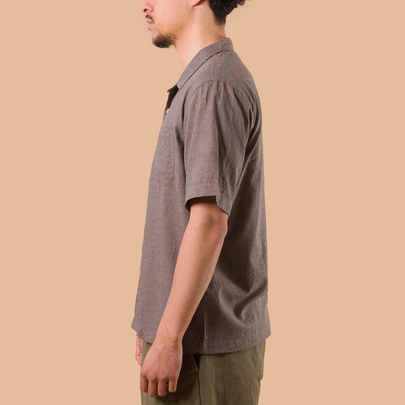 Image-Flâneurs_Image-Flâneurs_UNIVERSAL WORKS / Fine Organic Cotton Sal Road Shirt Brown_ de profil
