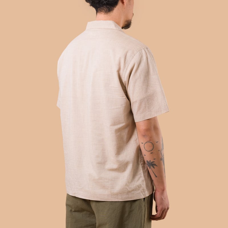 Image-Flâneurs_UNIVERSAL WORKS / Fine Organic Cotton Sal Road Shirt Beige_ de dos