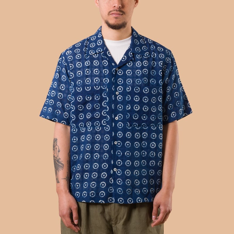 Image-Flâneurs_UNIVERSAL WORKS / Camper Shirt Block Print Circles Indigo_de face