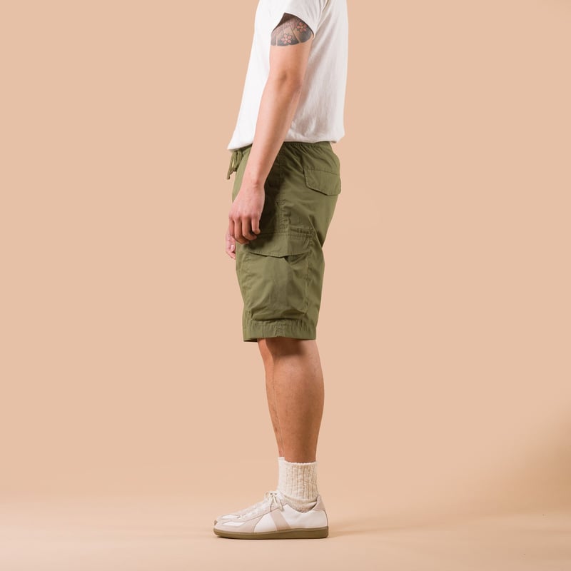 Image-Flâneurs_UNIVERSAL WORKS / Recycled Polytech Parachute Short Olive_ de profil