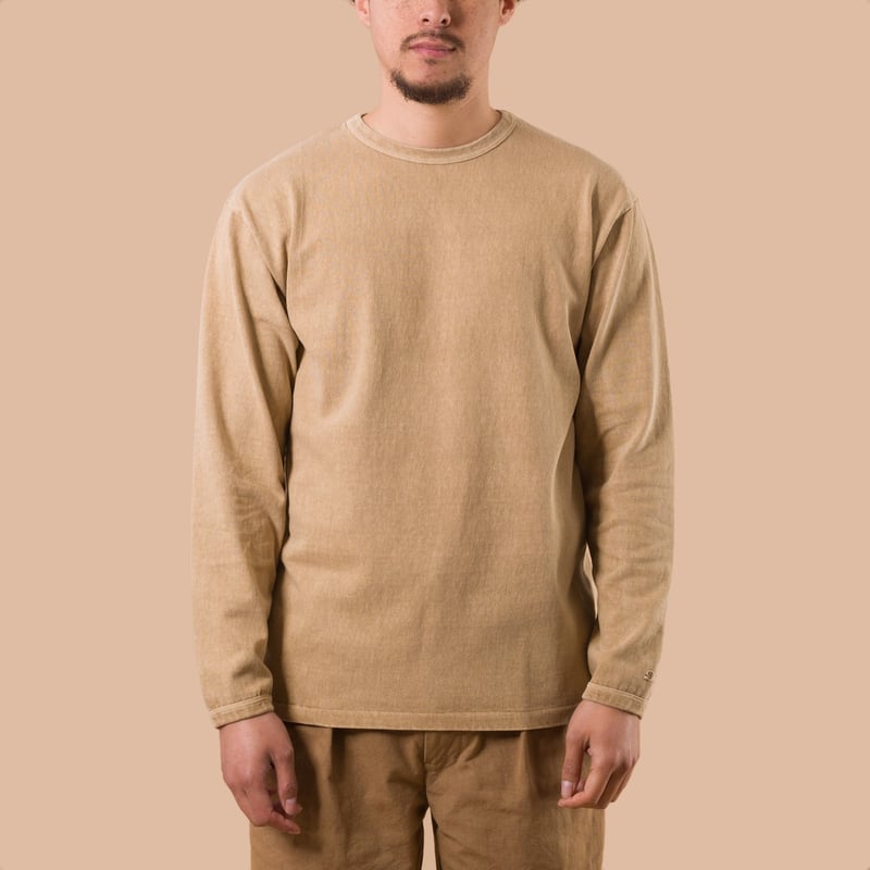 image porté flaneurs DUBBLE WORKS Heavyweight long Sleeve Tee Pigment Dye Dark Beige face
