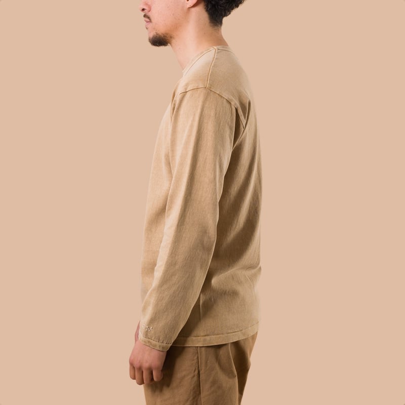 image porté flaneurs DUBBLE WORKS Heavyweight long Sleeve Tee Pigment Dye Dark Beige profil