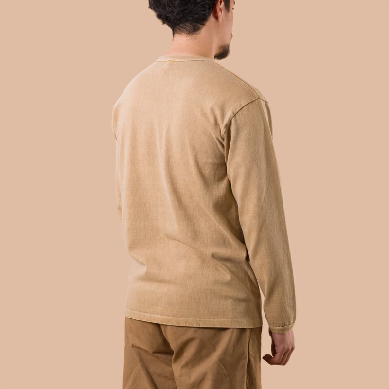 image porté flaneurs DUBBLE WORKS Heavyweight long Sleeve Tee Pigment Dye Dark Beige back