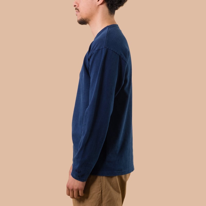 image porté flaneurs DUBBLE WORKS Heavyweight long Sleeve Tee Indigo profil