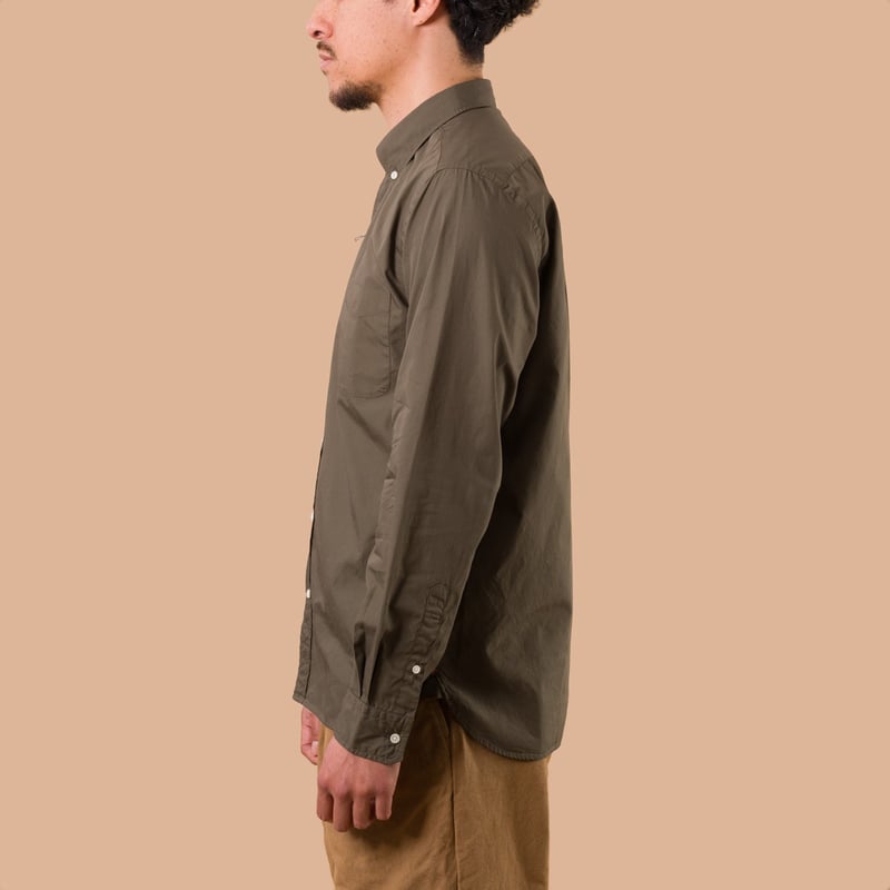 image flaneurs chemise olive Beams Plus Japan porté de profil