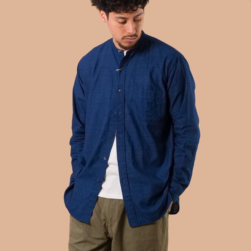 image porté chamise BEAMS PLUS  Band Collar Shirt Indigo Chambray