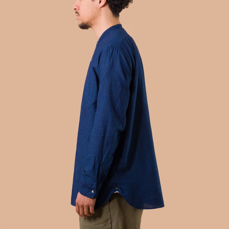 image porté chamise BEAMS PLUS  Band Collar Shirt Indigo Chambray de profil