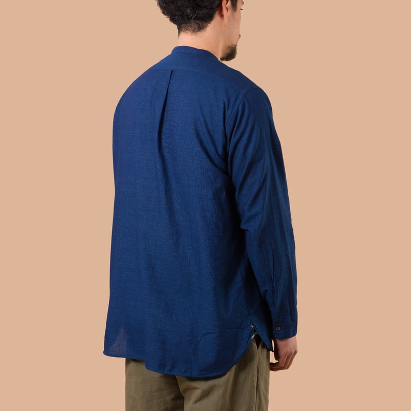 image porté chamise BEAMS PLUS  Band Collar Shirt Indigo Chambray de dos
