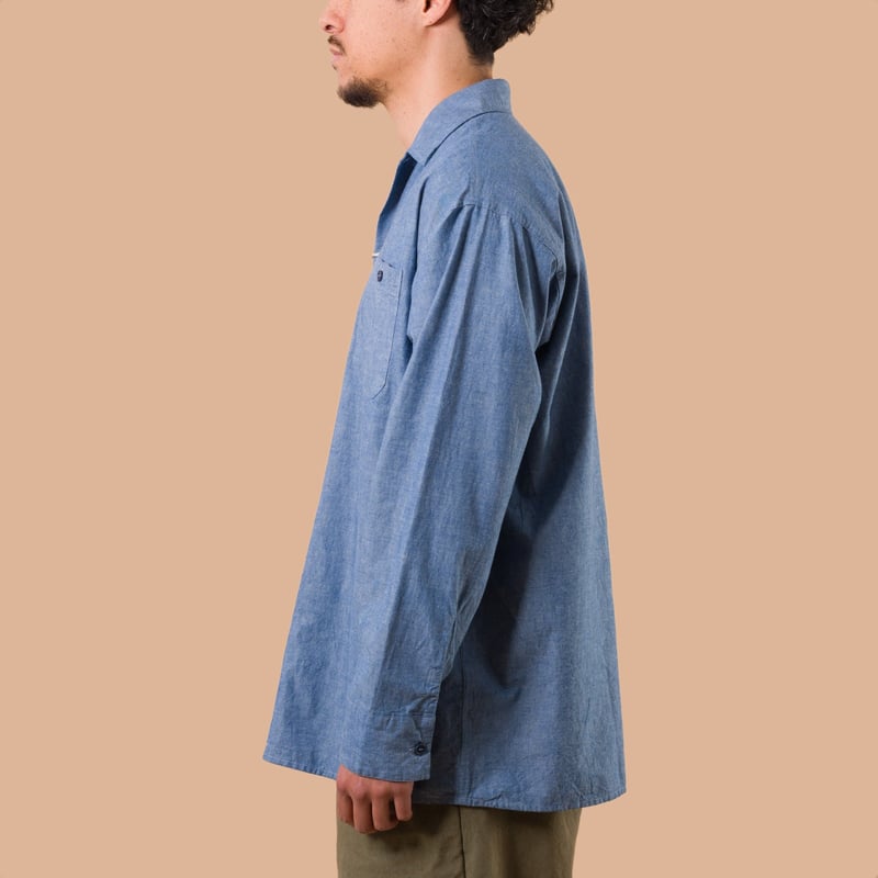 image porté de profil flaneurs chemise chambray col cubin Beams Plus Japan