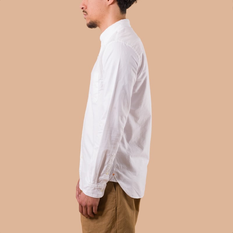image portée de profil flaneurs chemise oxford blanche Beams Plus Japan