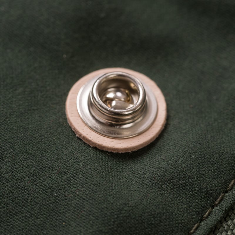 Image-Flâneurs_MANIFATTURA CECCARELLI / Rain Caban Dark Green détail bouton