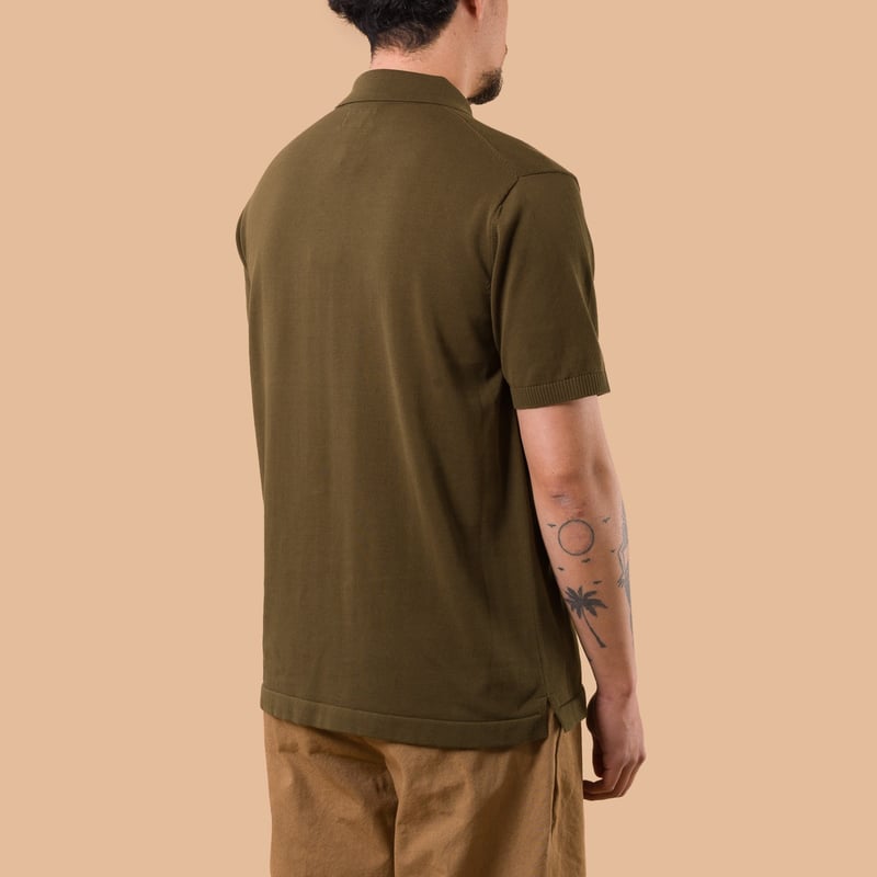 Image-Flâneurs_BEAMS PLUS / Knit Polo 12G Green de dos