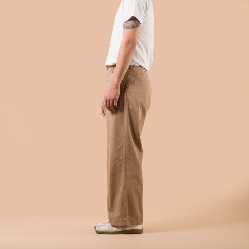 Image-Flâneurs_BEAMS PLUS / MIL Trousers Twill Khaki de profil
