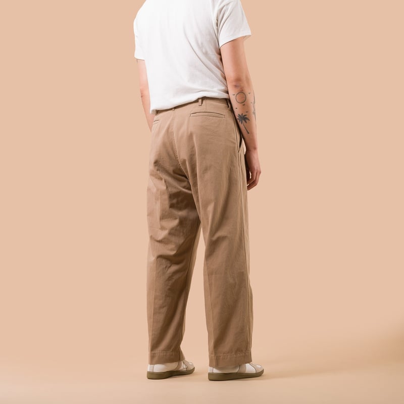 Image-Flâneurs_BEAMS PLUS / MIL Trousers Twill Khaki de dos