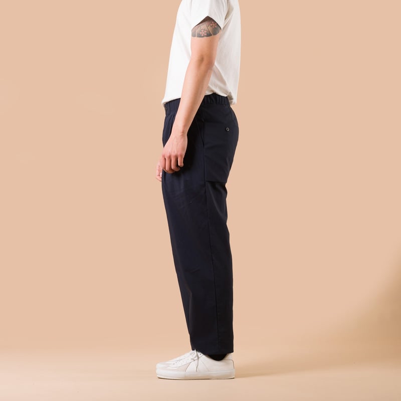Image-Flâneurs_JACKMAN /Crepe Umps Trousers Dark Navy_de-profil
