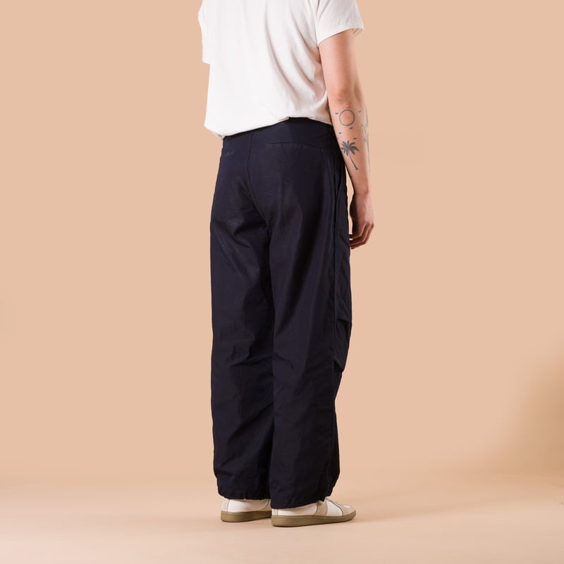 Image-Flâneurs_FOB FACTORY / F0545 ID Nylon Tuck Pants Indigo de dos