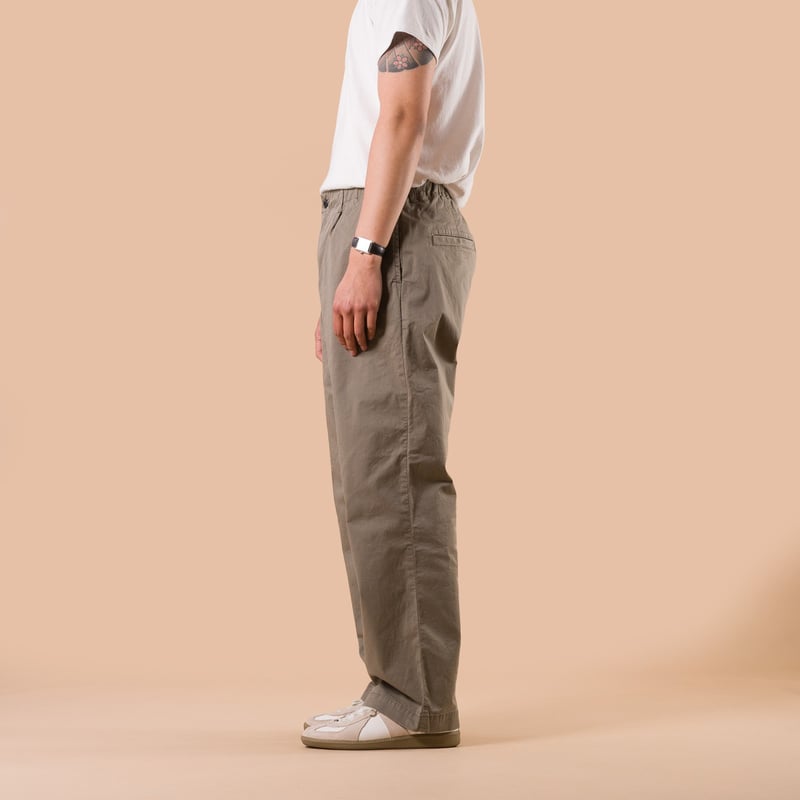 Image-Flâneurs_FOB FACTORY / F0549 Stretch Twill Easy Pants Ivy de profil