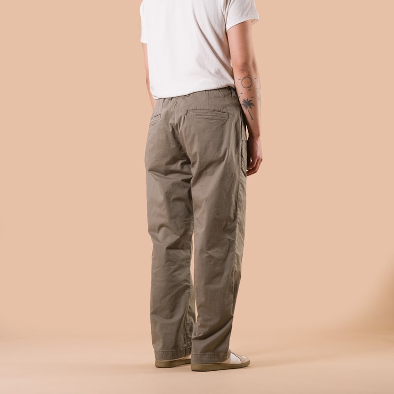 Image-Flâneurs_FOB FACTORY / F0549 Stretch Twill Easy Pants Ivy de dos