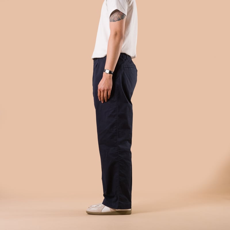 Image-Flâneurs_FOB FACTORY / F0549 Stretch Twill Easy Pants Navy de profil