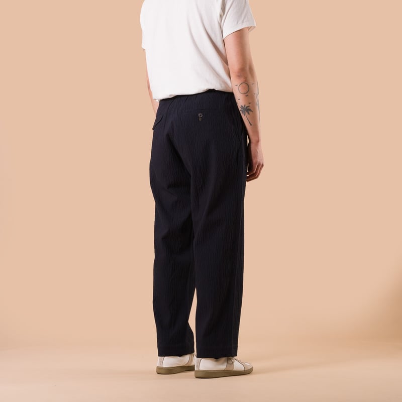 UNIVERSAL WORKS  Oxford Pant Ospina Cotton Dark Navy image flâneurs porté de dos