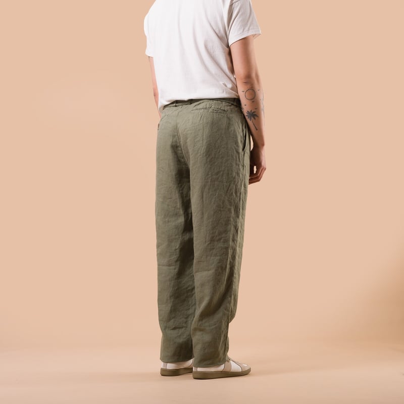 image flâneurs SEUVAS / Linen Tapered 2-Tuck Pants Olive de dos
