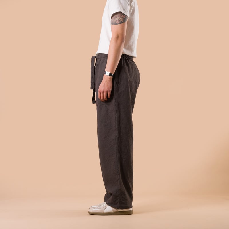 image flâneurs SEUVAS / L/C Relaxed Pants Charcoal de profil