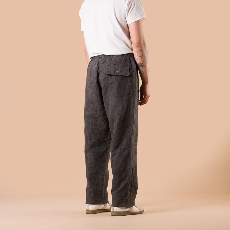 image flâneurs SEUVAS / Washi Relaxed Pants Dark Charcoal de dos