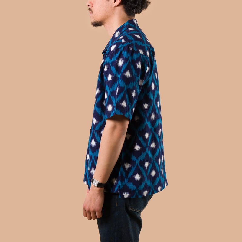 image flâneurs UNIVERSAL WORKS / Deck Shirt Diamond Ikat Indigo de profil