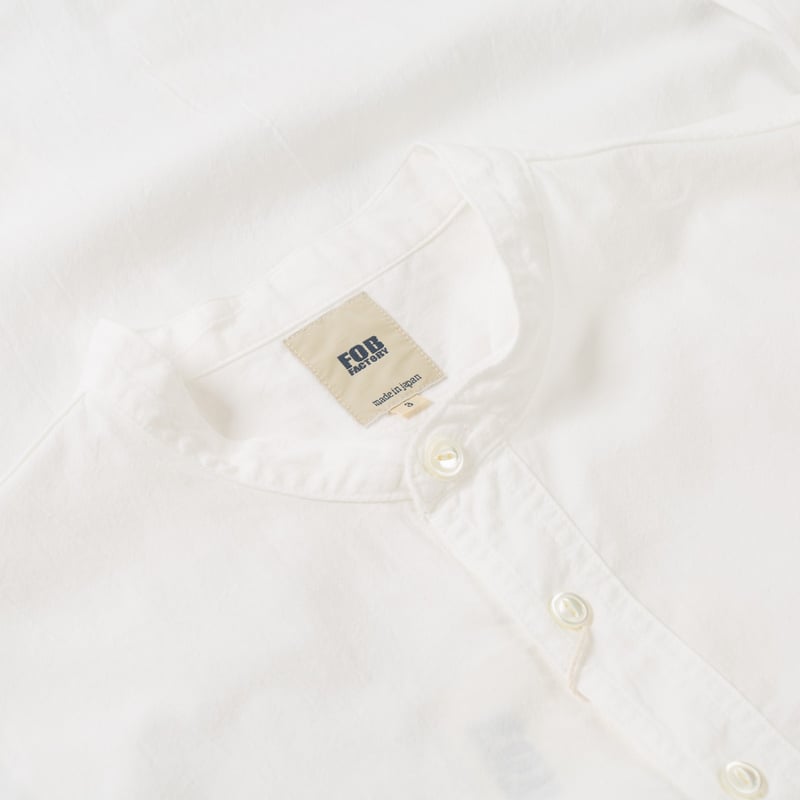 détail flaneurs FOB Factory F3429 Band Collar Shirt White (2)