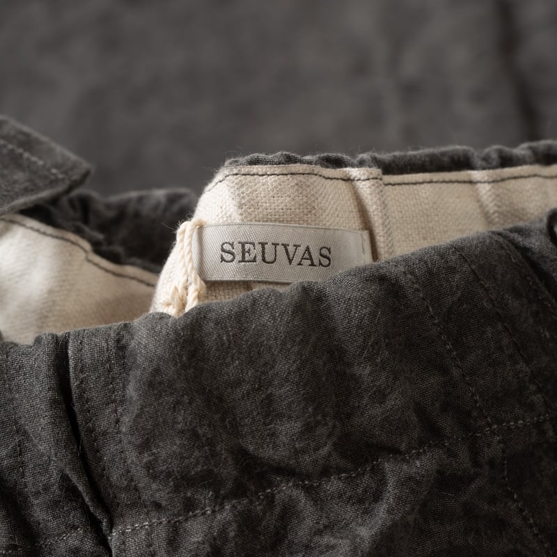 détail elastic waist flaneurs pantalon SEUVAS Washi Relaxed Pants Dark Charcoal (2)