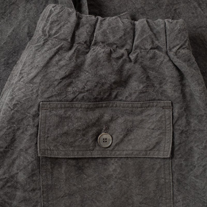 détail back flaneurs pantalon SEUVAS Washi Relaxed Pants Dark Charcoal (3)