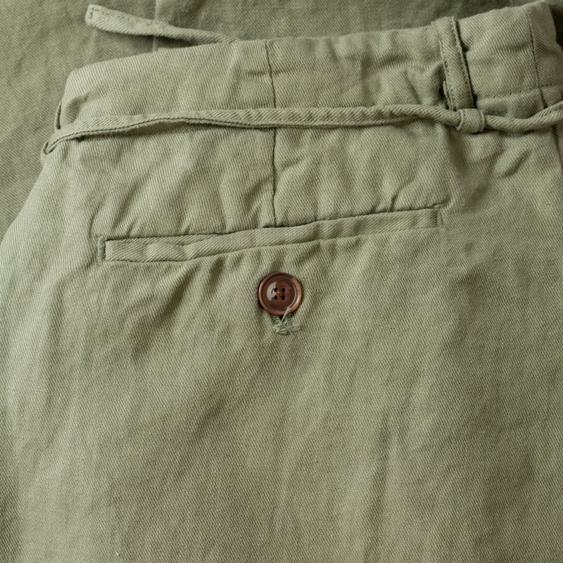 détail back flaneurs pantalon SEUVAS Linen Tapered 2-Tuck Pants Olive (3)