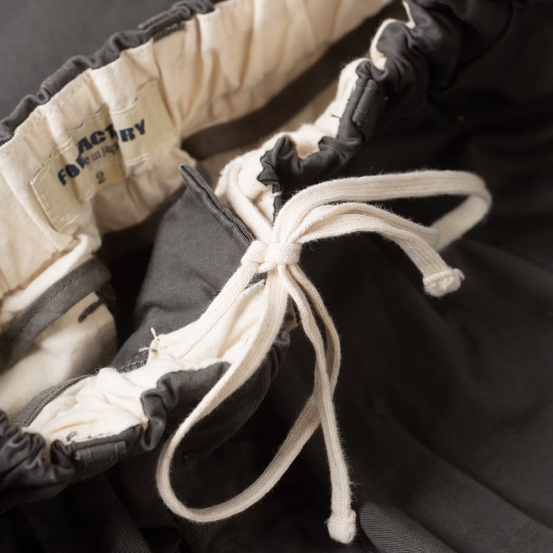 détail cordon flâneurs pantalon FOB Factory F0549 Stretch Twill Easy Pants Charcoal (1)