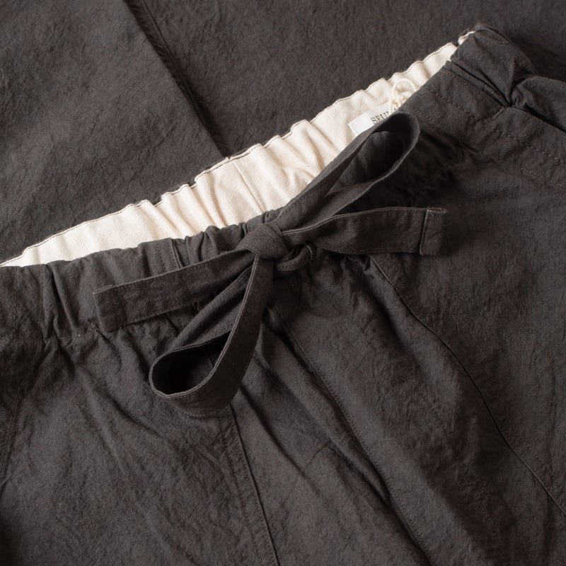 détail front flaneurs pantalon SEUVAS Relaxed Pants Charcoal (2)