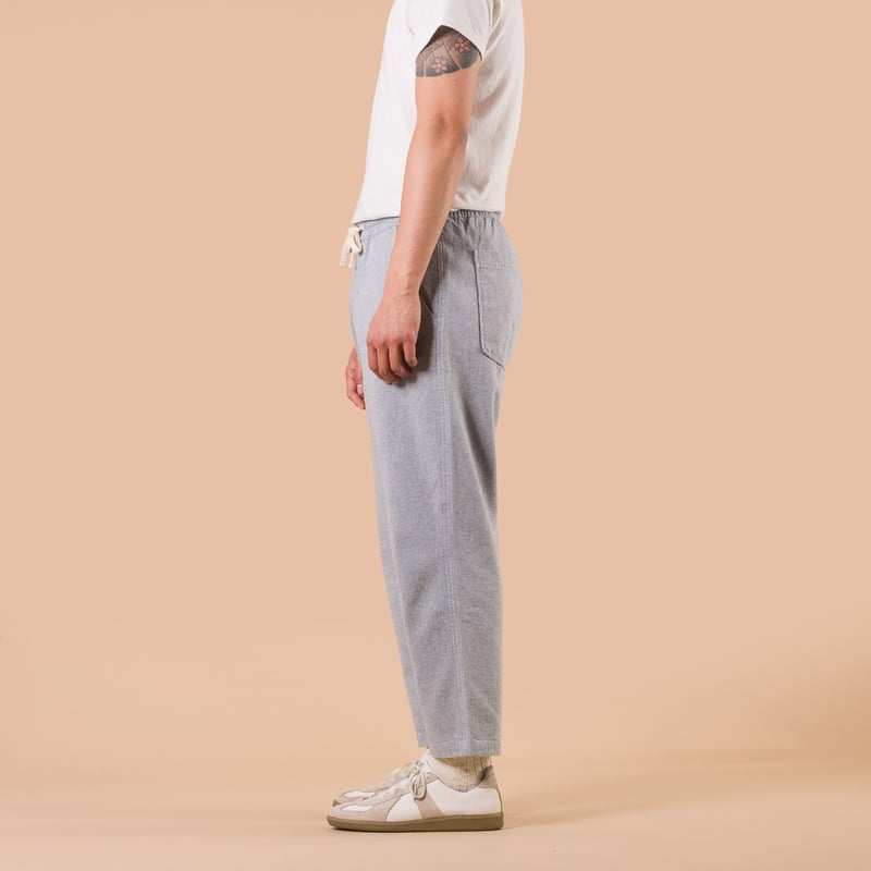 image flâneurs UNIVERSAL WORKS / Hi Water Trouser Jean Cloth Reworked Light Indigo de profil